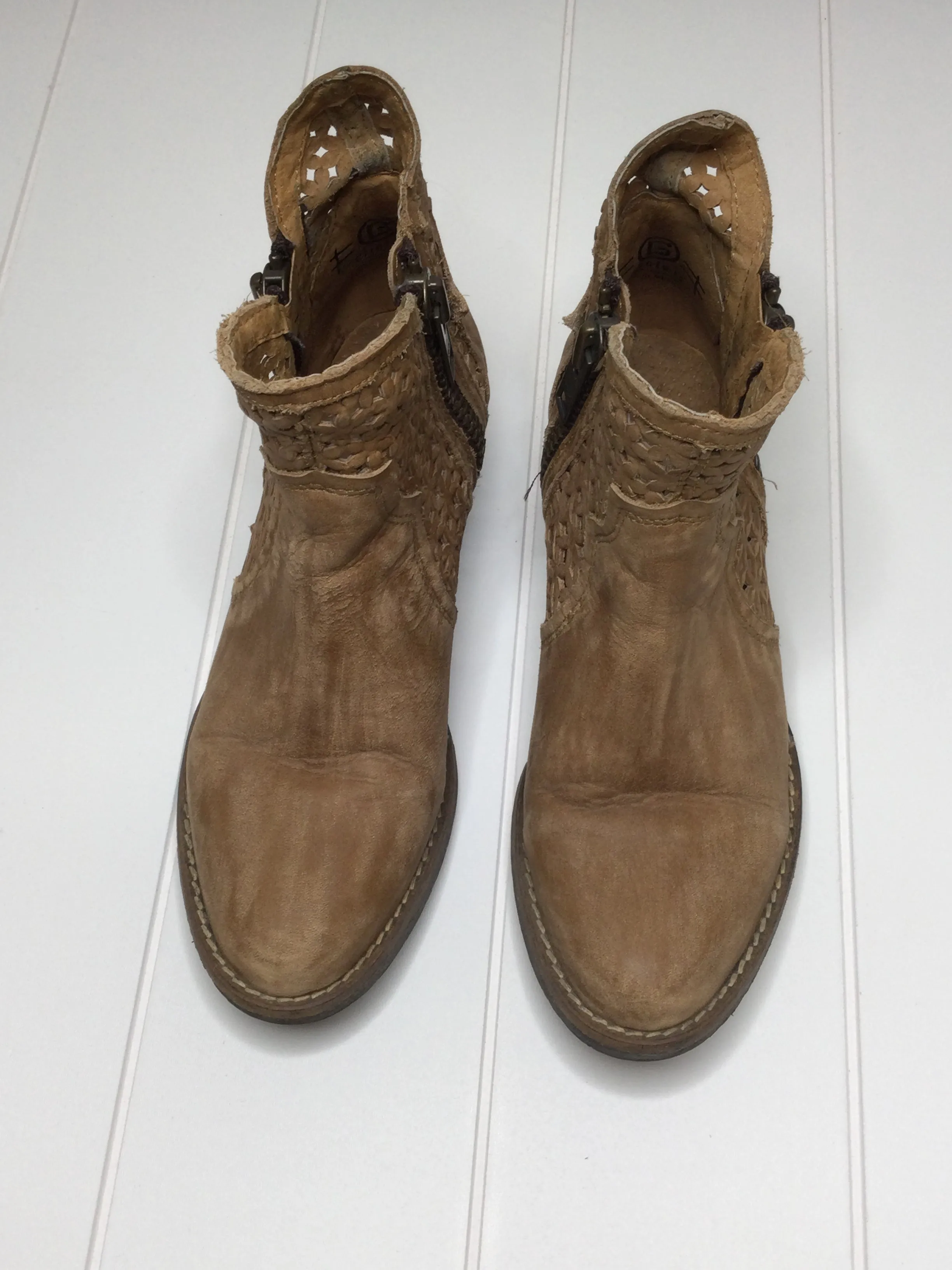 Pointed Toe Kitten Heel Ankle Boots Boots Ankle Flats By Circle G  Size: 7