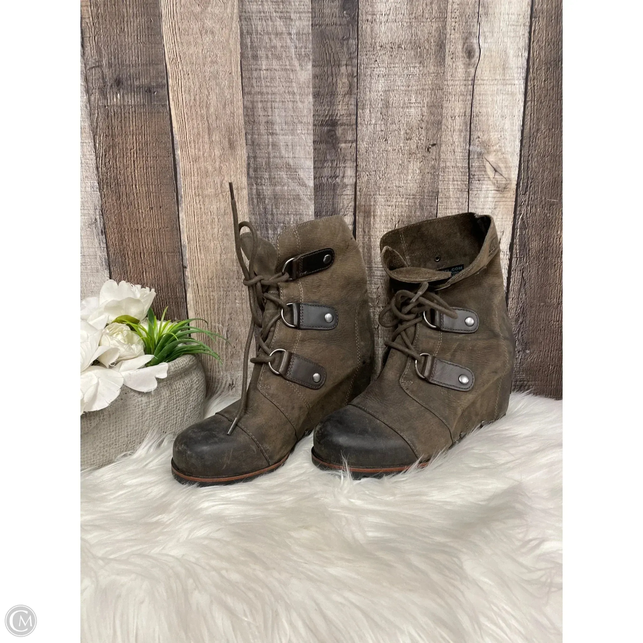 Short Heeled Ankle Boots Boots Ankle Heels By Sorel In Taupe, Size: 6