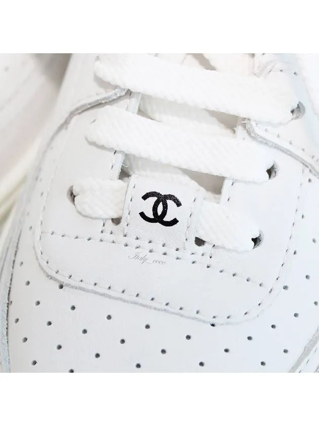 Sneakers Minimalist CC Logo Calfskin Low Top Sneakers White Chanel