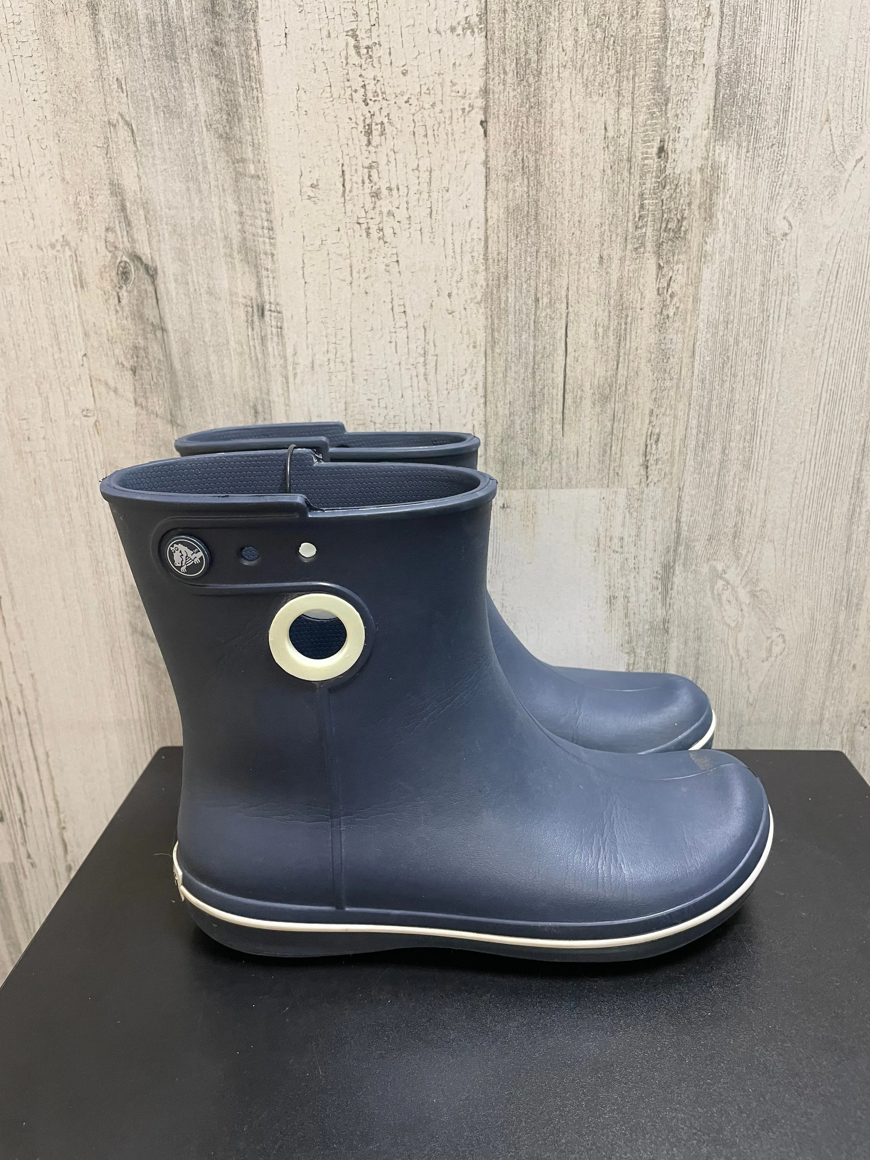 Vally Ankle Boots Navy Boots Ankle Flats Crocs, Size 6