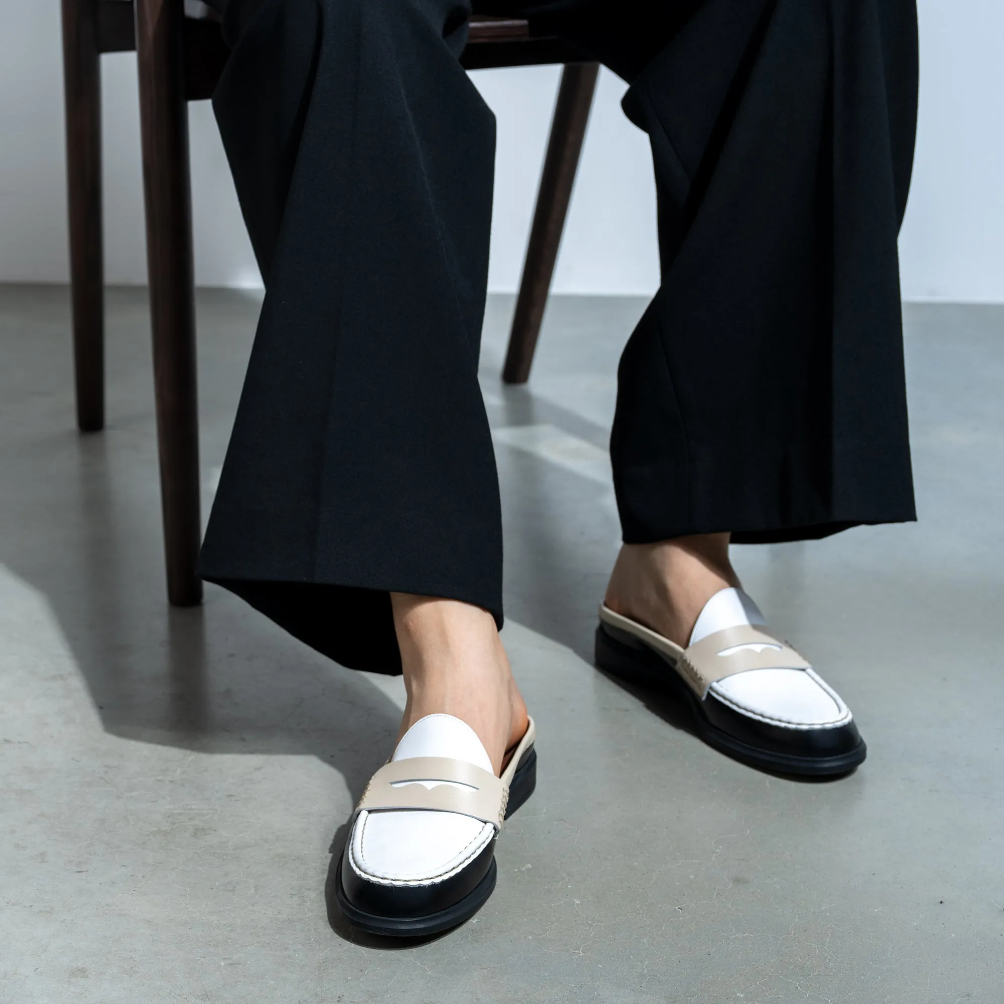Vendme Blandine Black And White Calfskin Leather Mules With White Details English Loafers