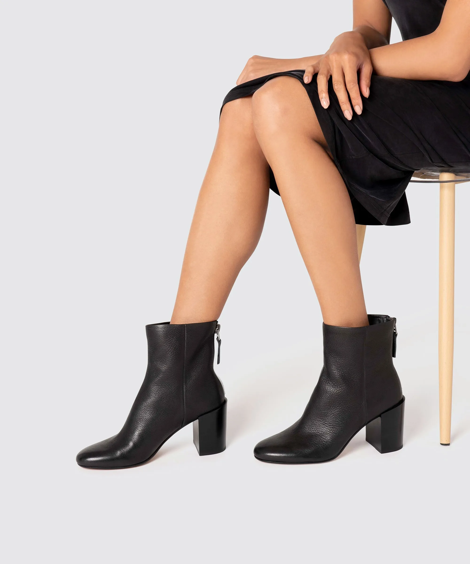 CYAN BOOTIES BLACK - re:vita French Toe Boots