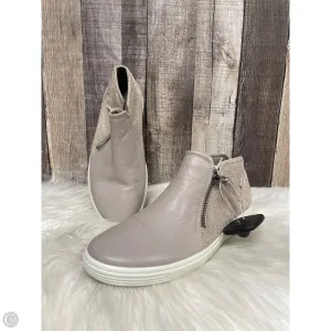 Small Heeled Ankle Boots Boots Ankle Flats By Ecco In Grey, Size: 6