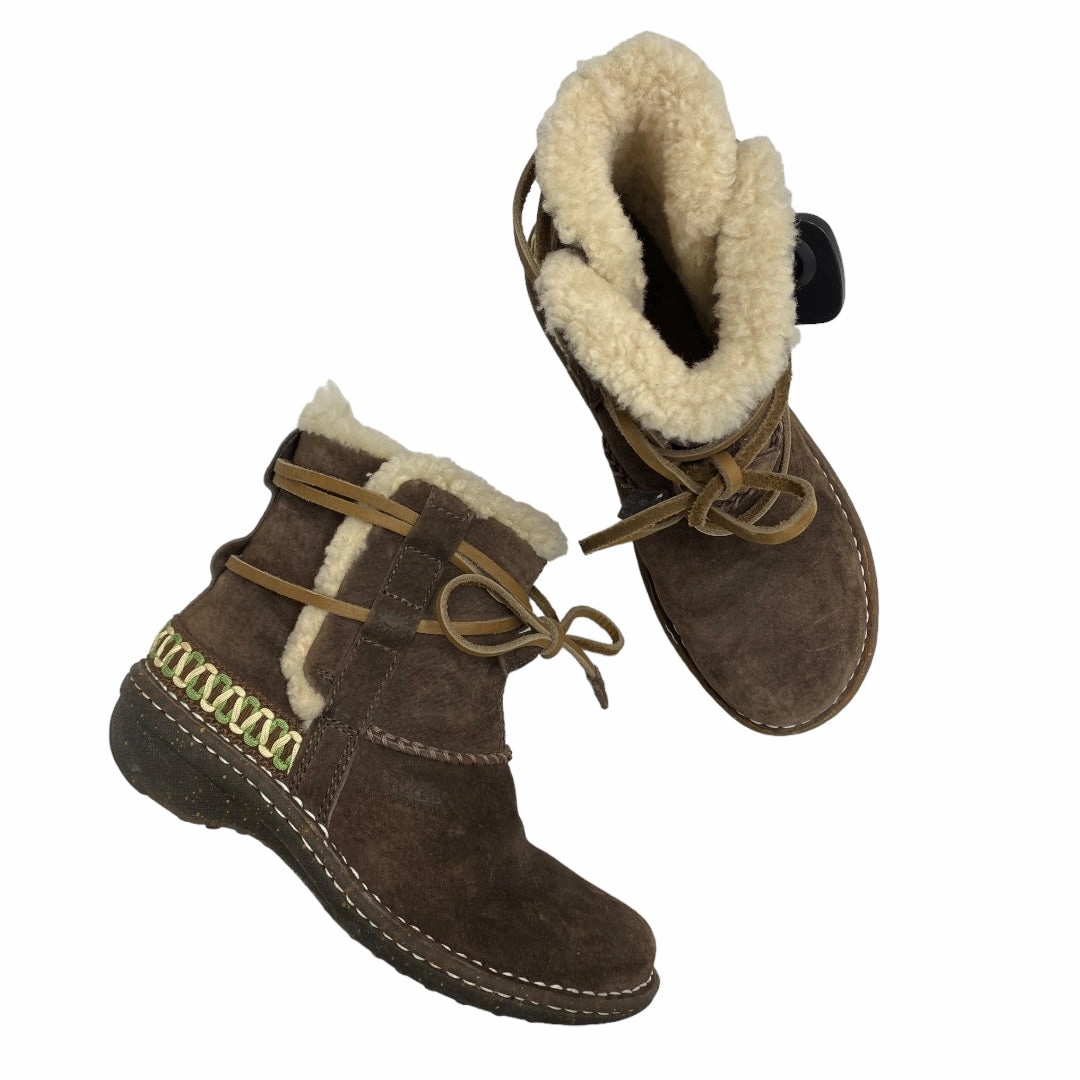 So Avery Ankle Boots Boots Ankle Flats By Ugg  Size: 6