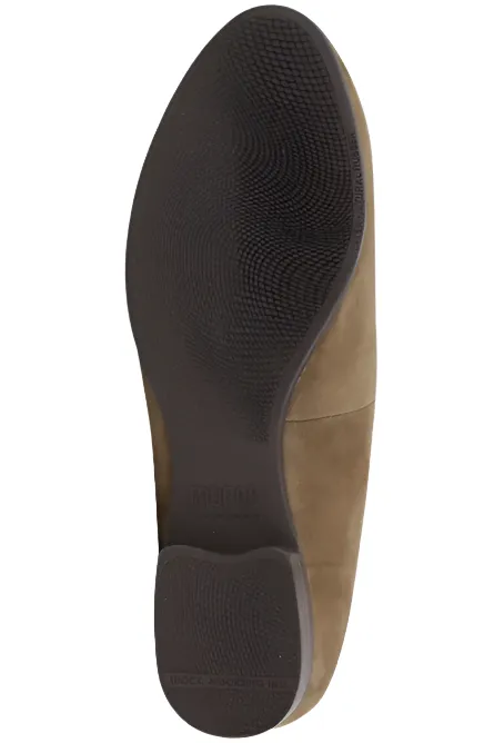 Munro Women's Elena Flat Loafer - Fawn Suede Mountain Bike Flat Shoes Review