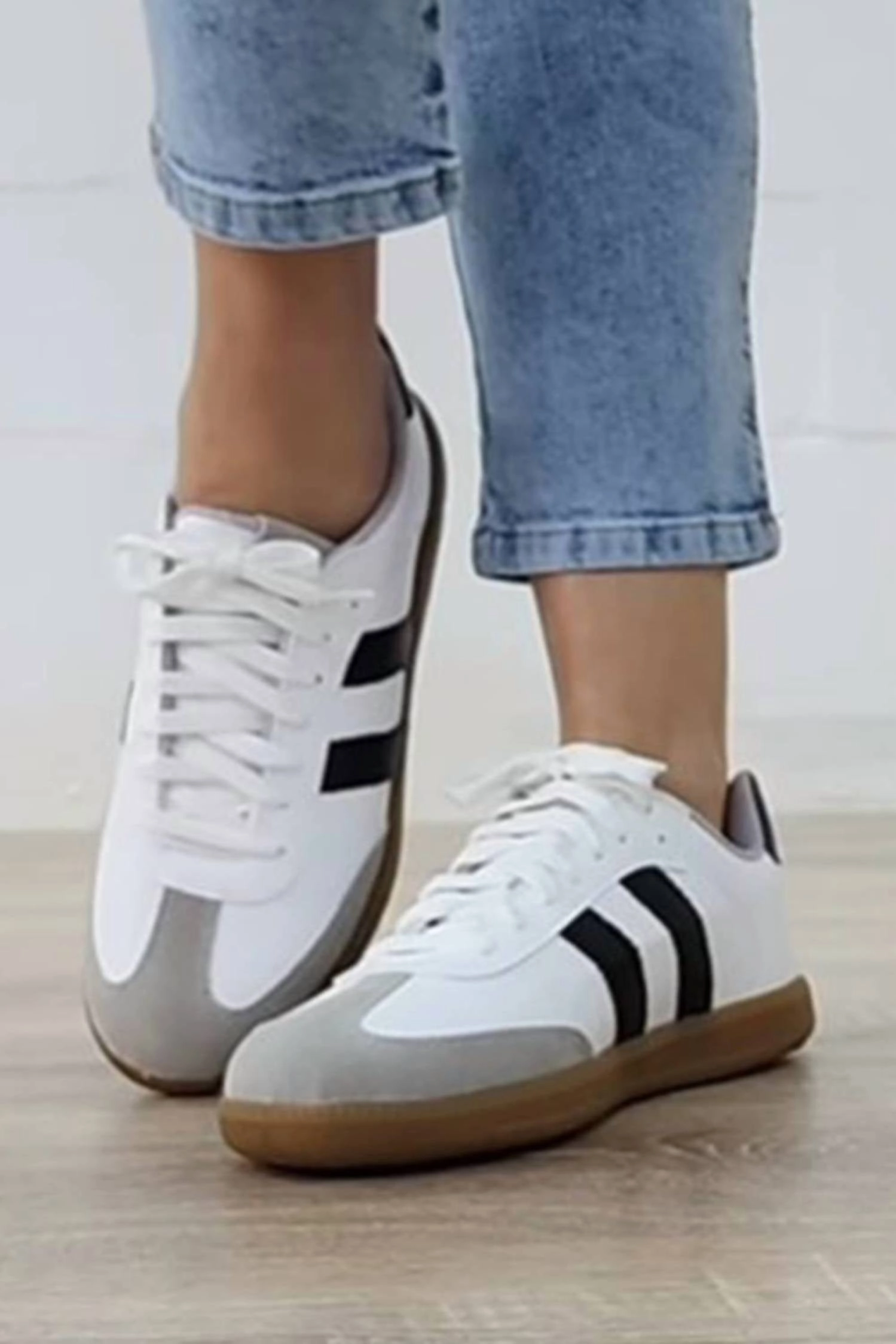 Bapesta Sneakers Women's Vintage Stripe Lace-Up Flat Sneakers In White