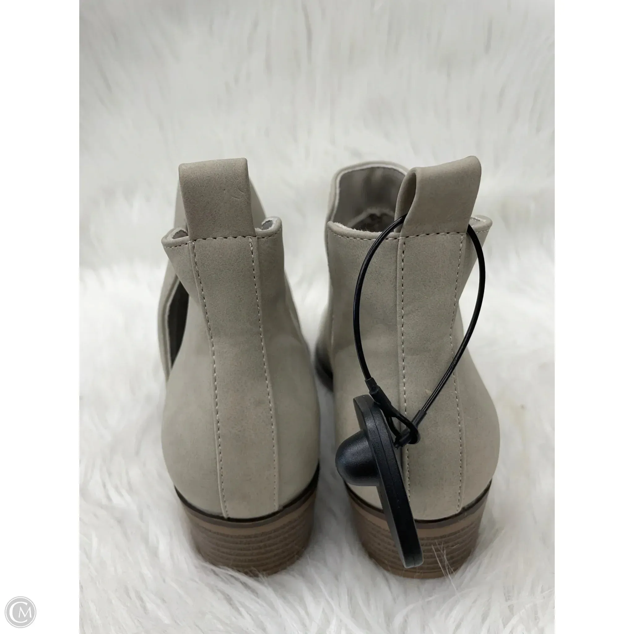 High Cut Ankle Boots Boots Ankle Flats By Serra In Grey, Size: 7