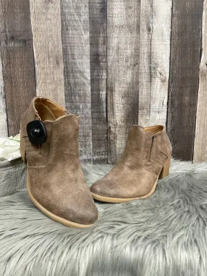 Low Stretch Ankle Boots Boots Ankle Heels By Qupid In Tan, Size: 8.5