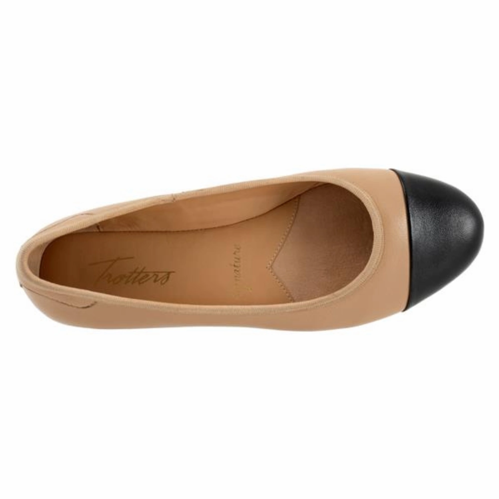 Trotters Clara Beige/Black Leather Flat (Women's)