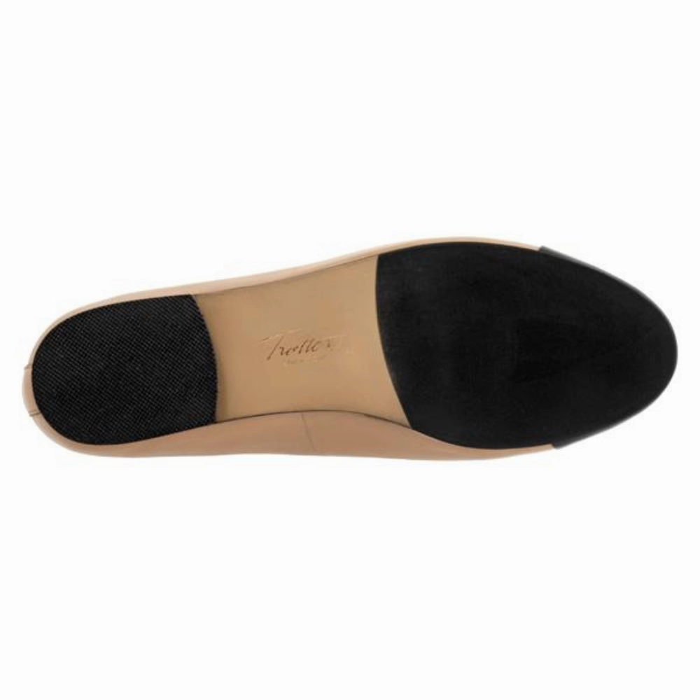Trotters Clara Beige/Black Leather Flat (Women's)