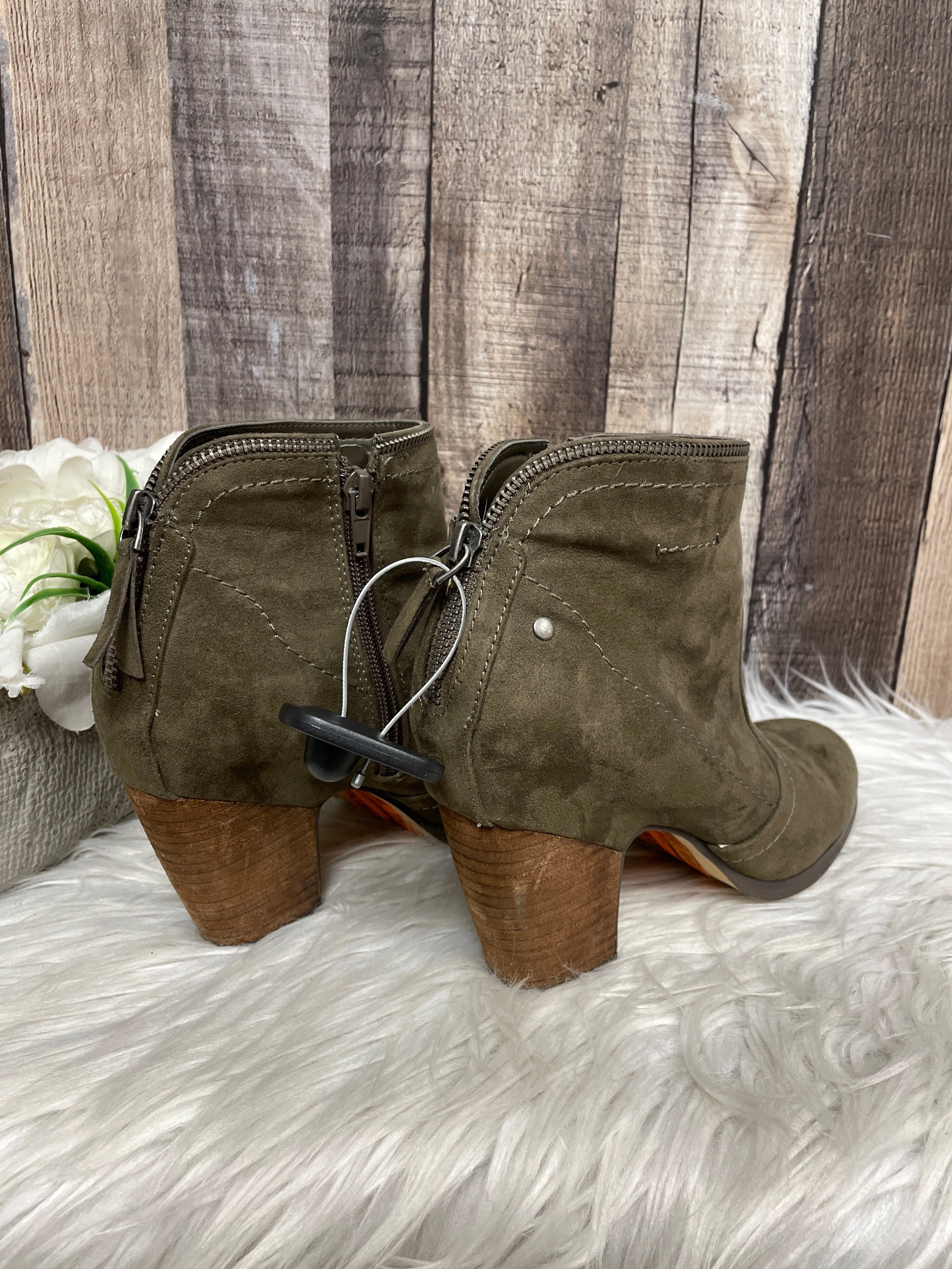 Side Zipper Ankle Boots Boots Ankle Heels By Crown Vintage  Size: 7