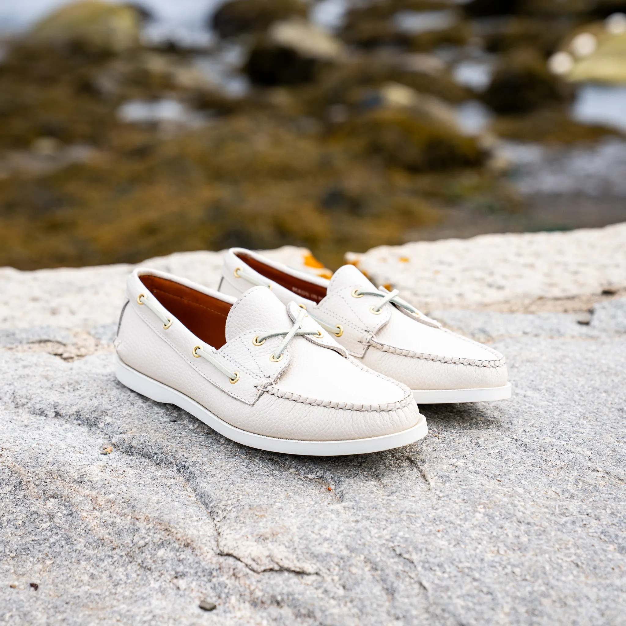 Them Apple Bottom Jeans Boots With The Fur Women's Marion Boat Shoe - Pebble White