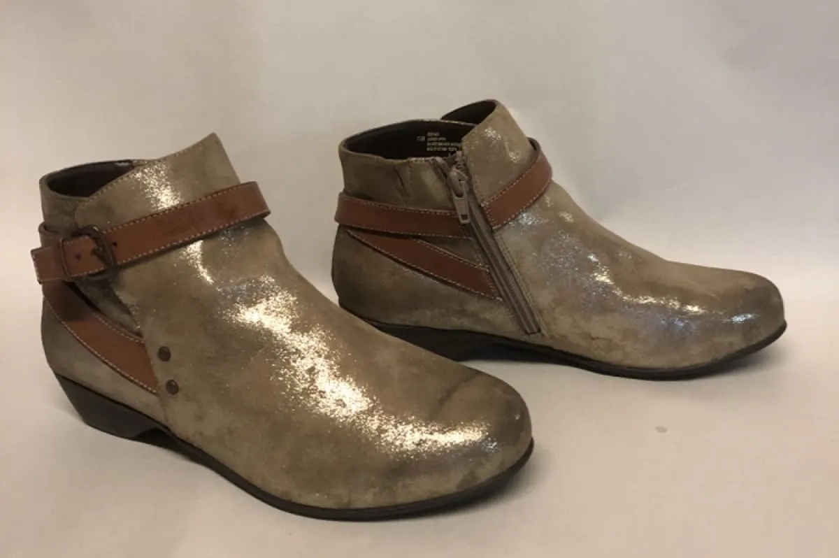 Tall Flat Boots Women's Comfortiva Ryder Buckle Strap Bootie -Size 7.5W-  Anthracite Leather